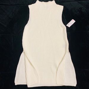 Crew neck sleeveless sweater